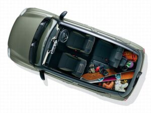 クロスビーの運転席と助手席の間に幅があるのはウォークスルーが理由?